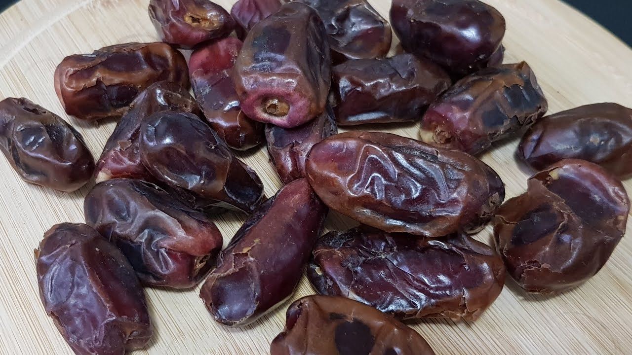 تصویر 1 از خرما مضافتی الماس با بافت نرم و رنگ تیره