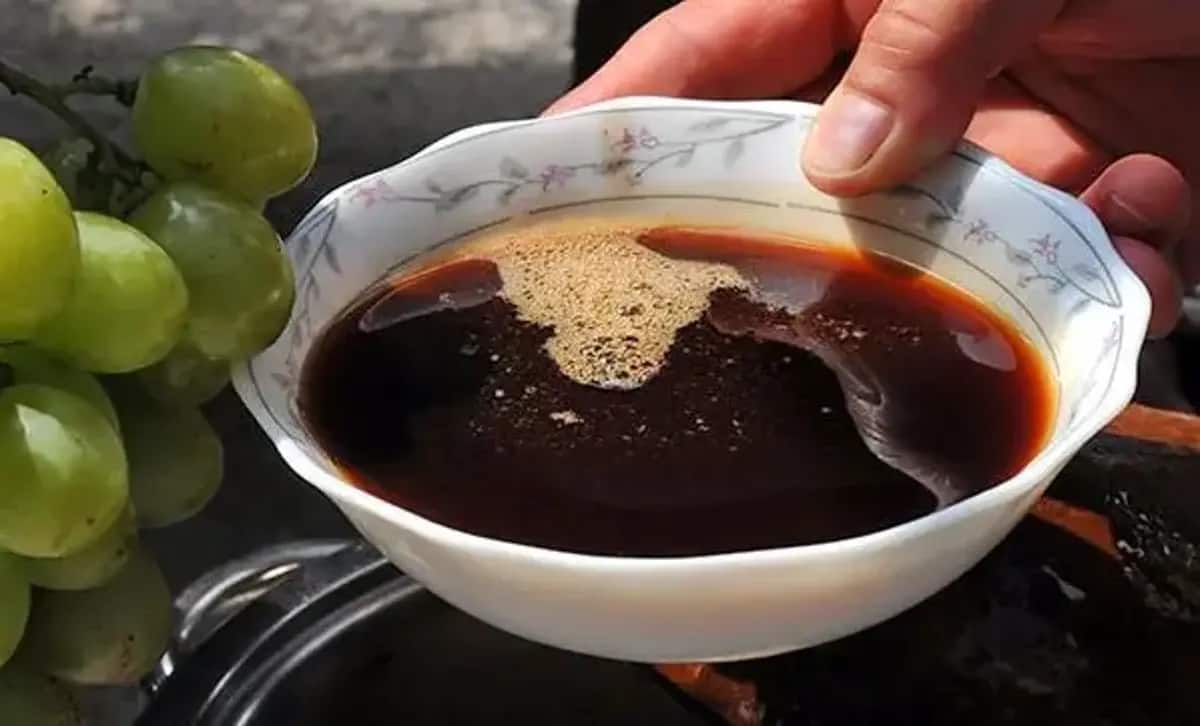 تصویر 4 از شیره انگور کشمشی غلیظ حاصل جوشاندن انگور خشک شده