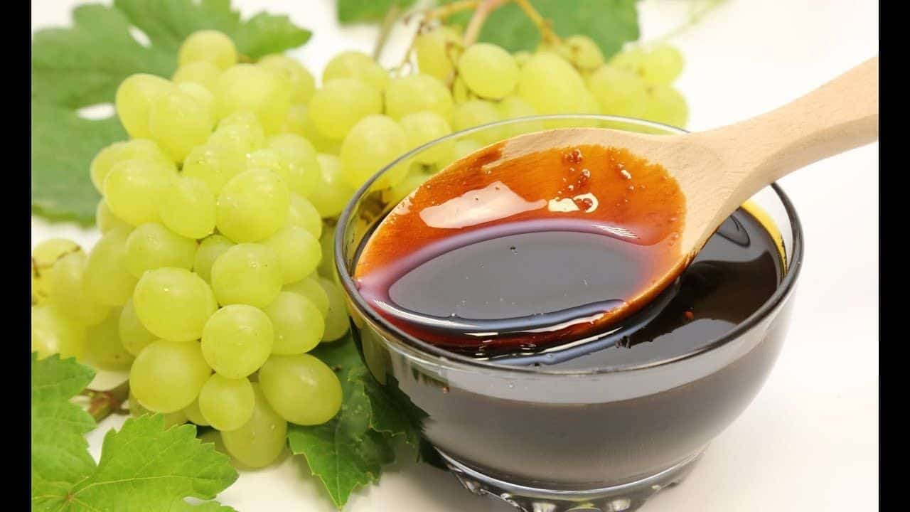 تصویر 1 از شیره انگور کشمشی غلیظ حاصل جوشاندن انگور خشک شده