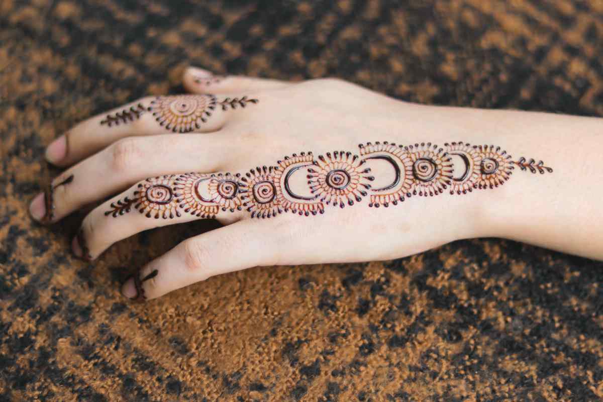 تصویر 2 از حنا طراحی قهوه ای سنتی ایرانی با رنگ‌ دهی طبیعی و ماندگار