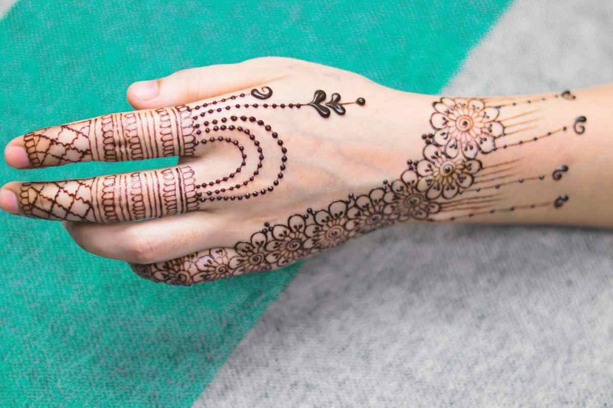 تصویر 3 از حنا طراحی قهوه ای سنتی ایرانی با رنگ‌ دهی طبیعی و ماندگار