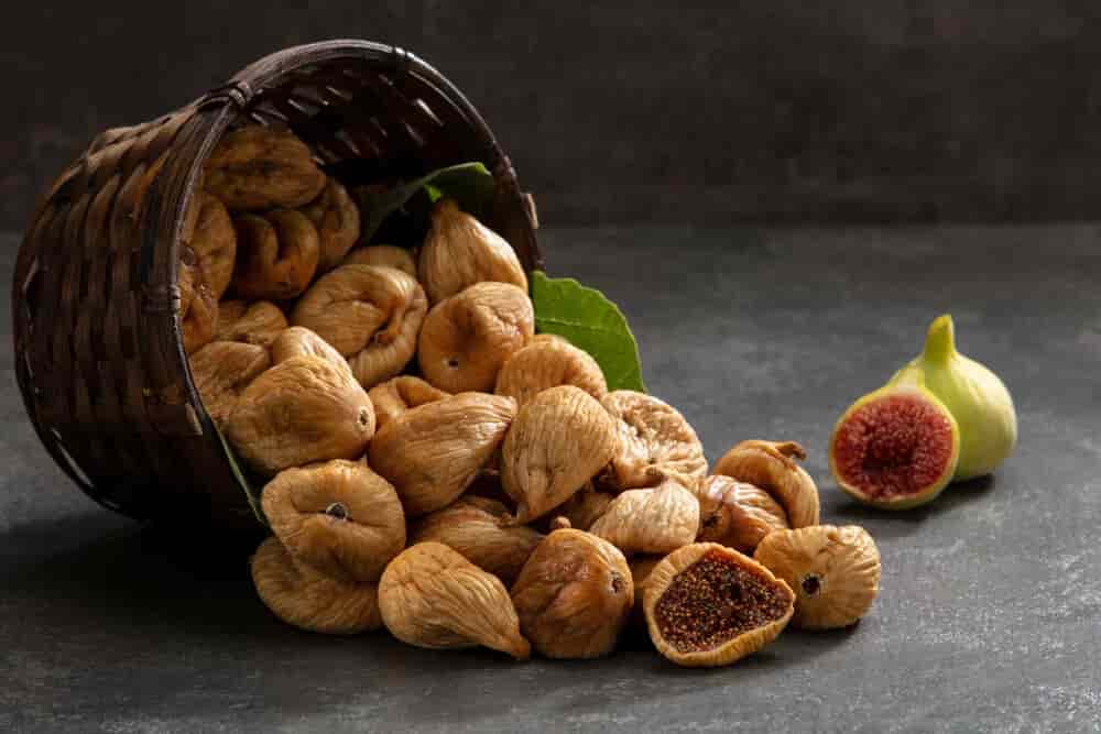 انجیر خشک قهوه ای با بافت طبیعی آفتاب دیده