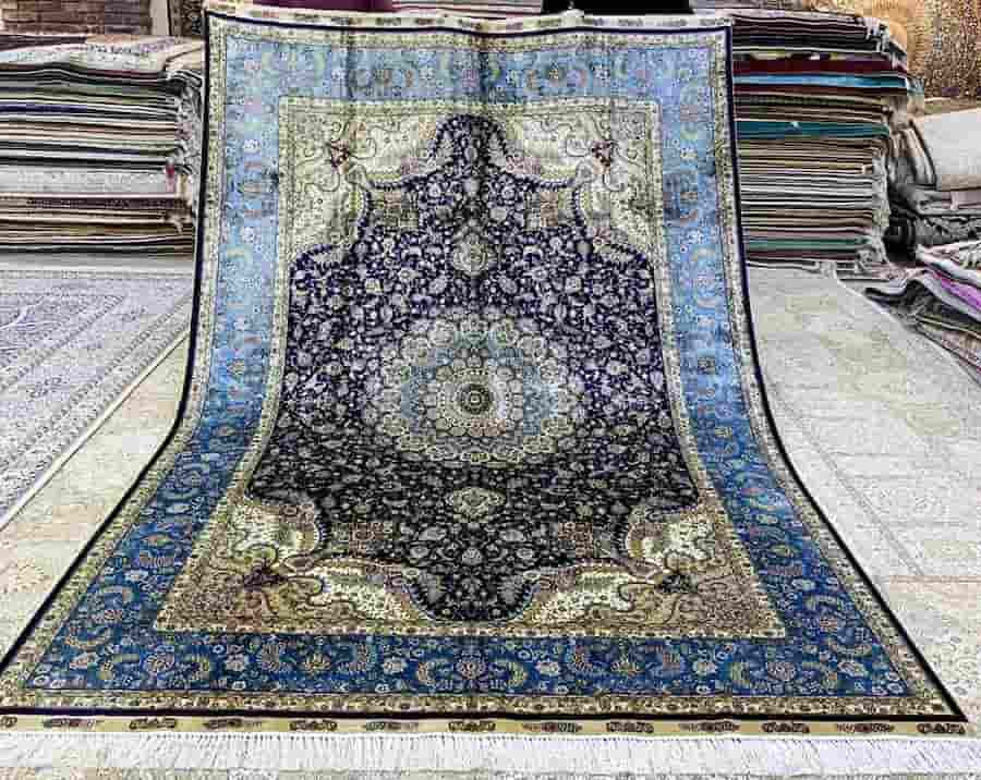 فرش ابریشمی ماشینی حصیر با طراحی ساده و کارآمد