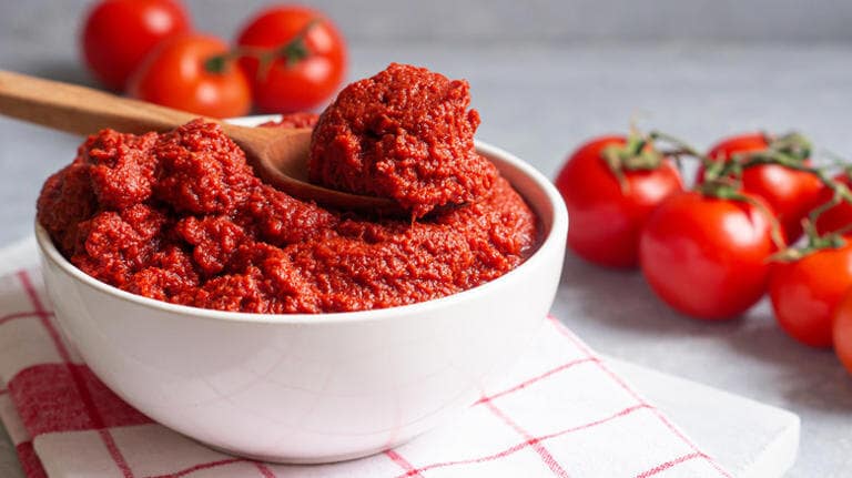 رب گوجه فرنگی خانگی تهیه شده با روش سنتی