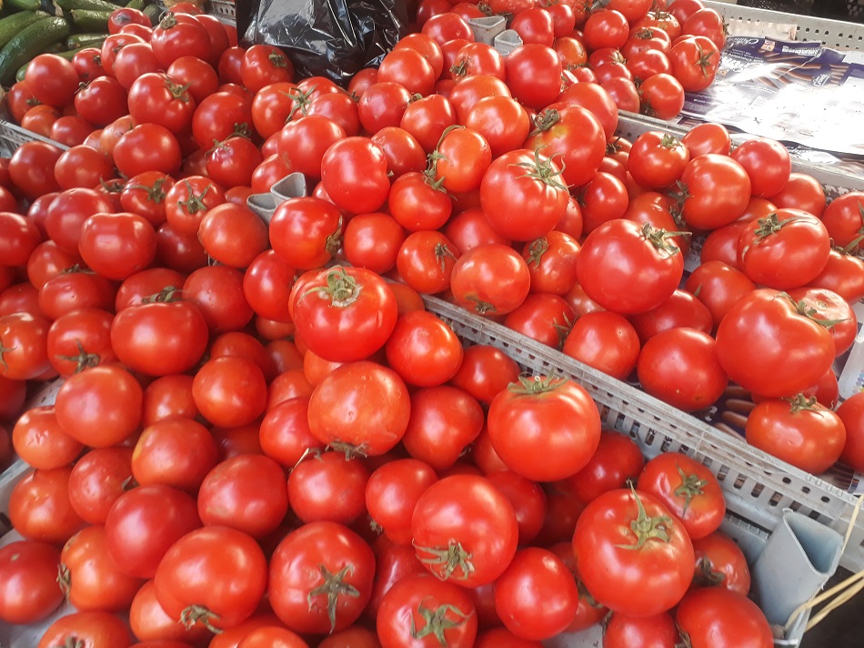 گوجه فرنگی طبیعی و خوش‌ طعم محصول روز