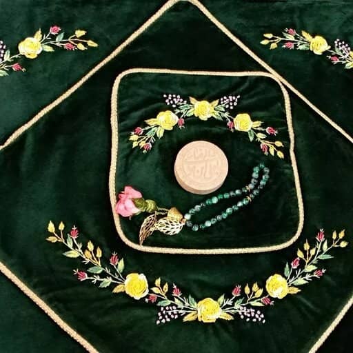 تصویر 4 از جانماز گلدوزی شده ساده جمع‌ و جور و کاربردی