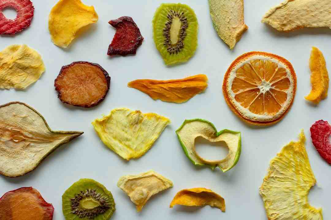 میوه خشک میکس متنوع شامل سیب و پرتقال و کیوی