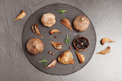 تصویر 2 از سیر سیاه آبادان با کیفیت ممتاز مناسب تهیه ترشی و چاشنی های سنتی