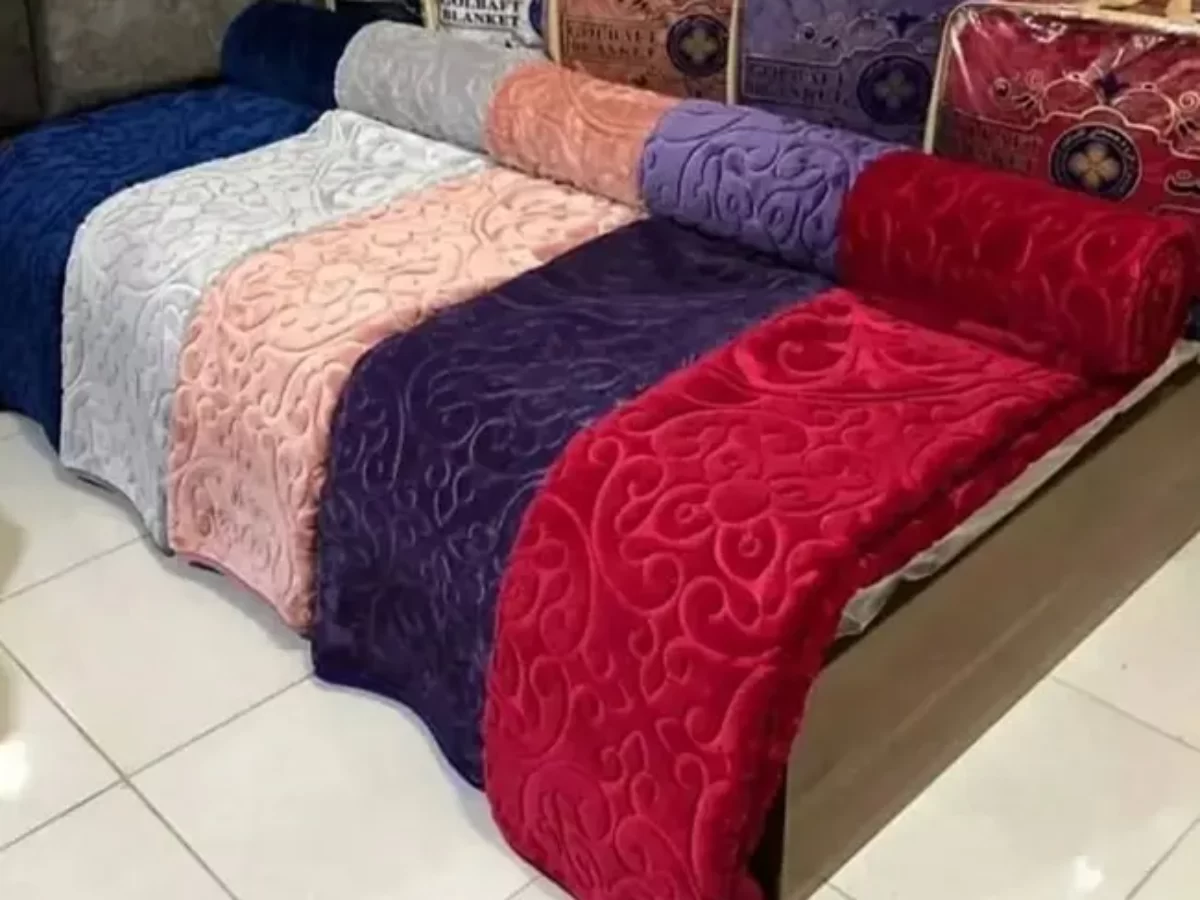 تصویر 1 از پتو گلبافت گل برجسته ساده با بافت فوق نرم و تراکم بالا