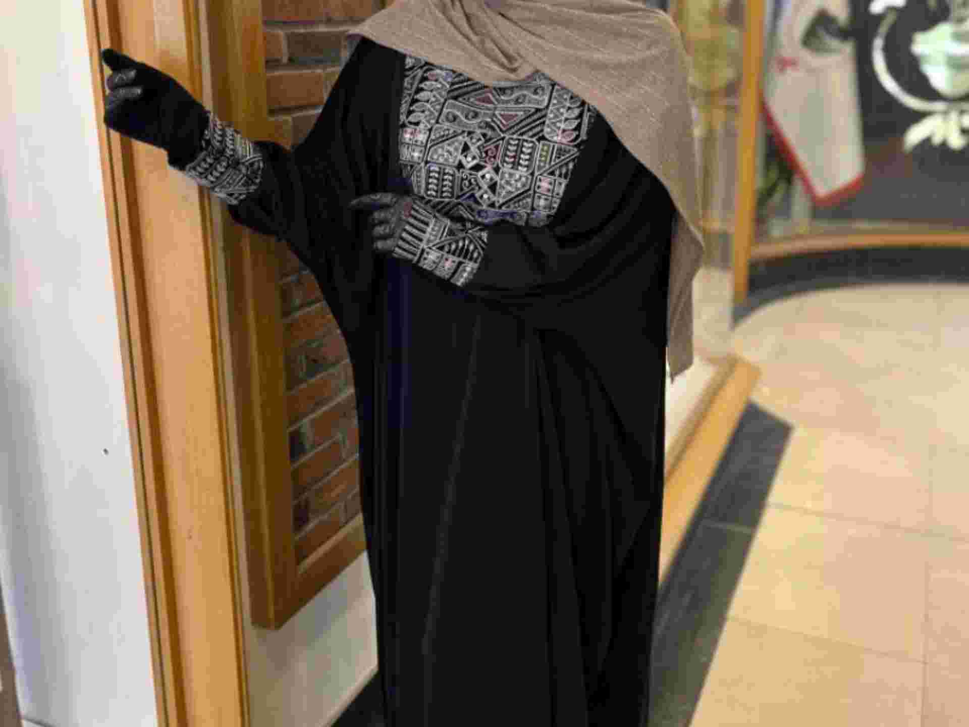 تصویر 4 از عبای مشکی شیک؛ محصولی کلاسیک و پرتقاضا برای فروش عمده