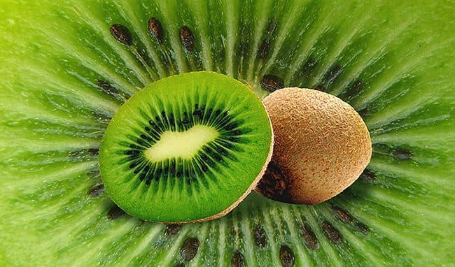 کیوی هایوارد خوش‌ طعم و آبدار مناسب میان‌ وعده و رژیم غذایی سالم