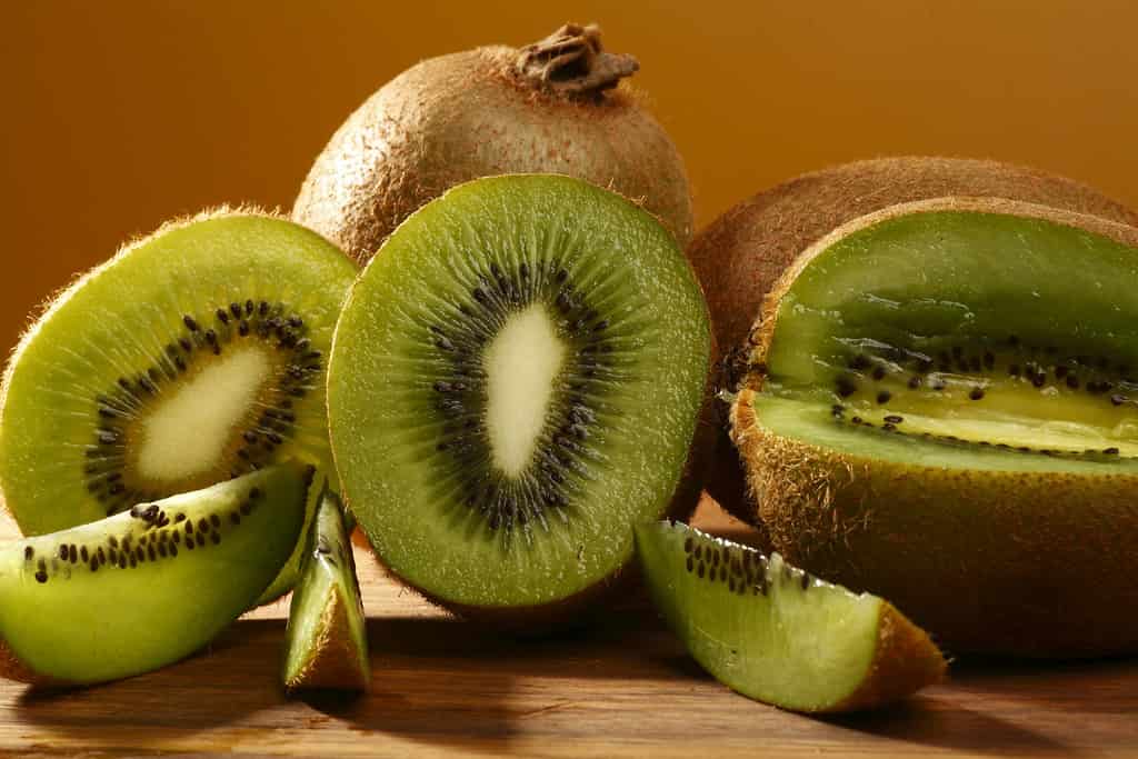 کیوی هایوارد سبز سرشار از فیبر و ویتامین C طبیعی