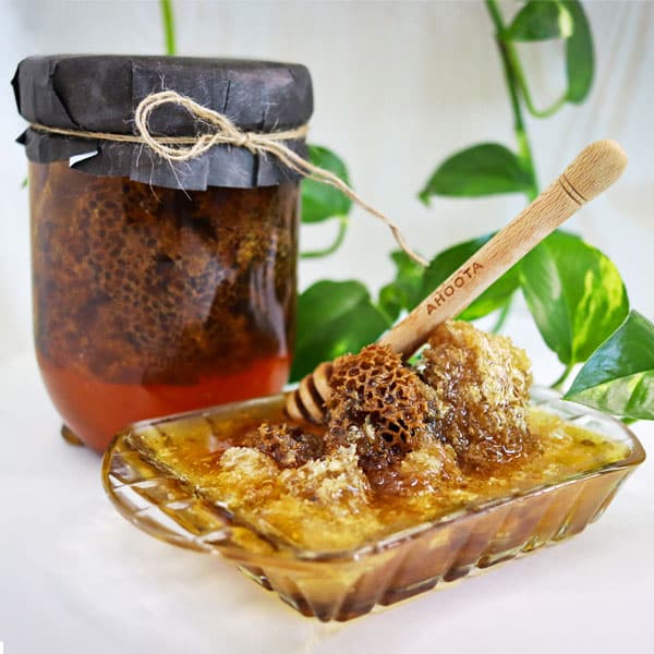 عسل کوهی طبیعی و خالص برداشت‌شده از دامنه‌های سرسبز کوهستان با عطر و طعم بی‌نظیر