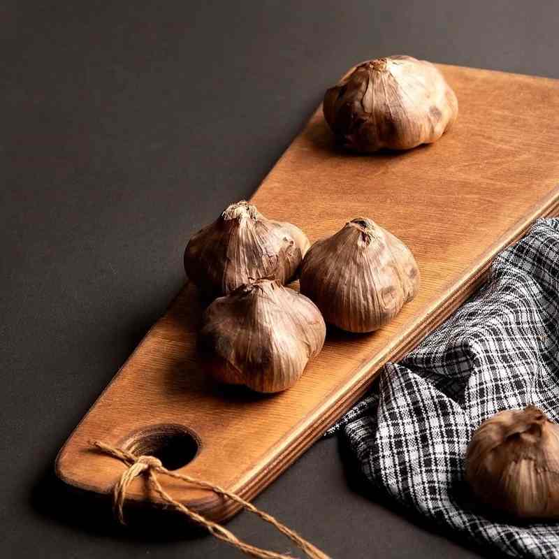 سیر سیاه تازه با بافت نرم و ماندگار