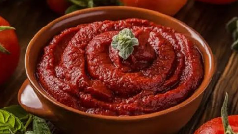 رب گوجه فرنگی خانگی تهیه شده از گوجه تازه با طعم غلیظ و طبیعی