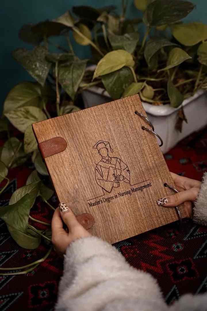جلد چوبی خاص و جذاب برای دفتر و کلاسور