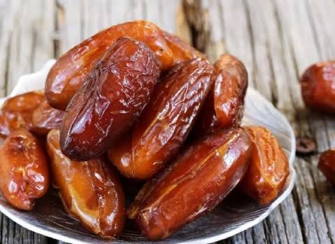 تصویر 1 از خرما مضافتی طلایی تهیه شده از بهترین نخلستان های کشور
