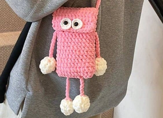 تصویر 2 از کیف موبایل بافتنی با طراحی دستبافت و ظاهری چشم نواز