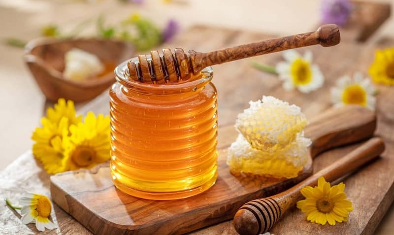 عسل آویشن طبیعی تهیه شده از شهد ناب