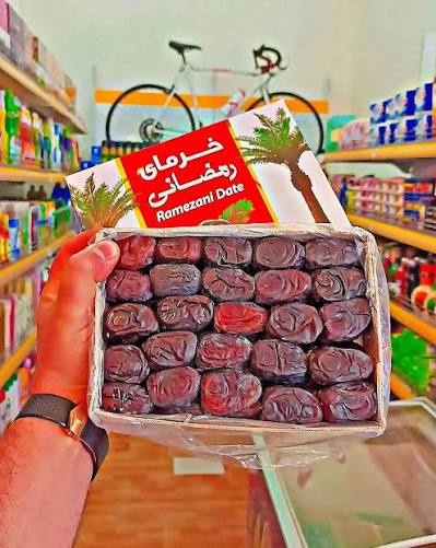 خرما مضافتی رمضانی با رنگ تیره و بافت لطیف مخصوص پذیرایی
