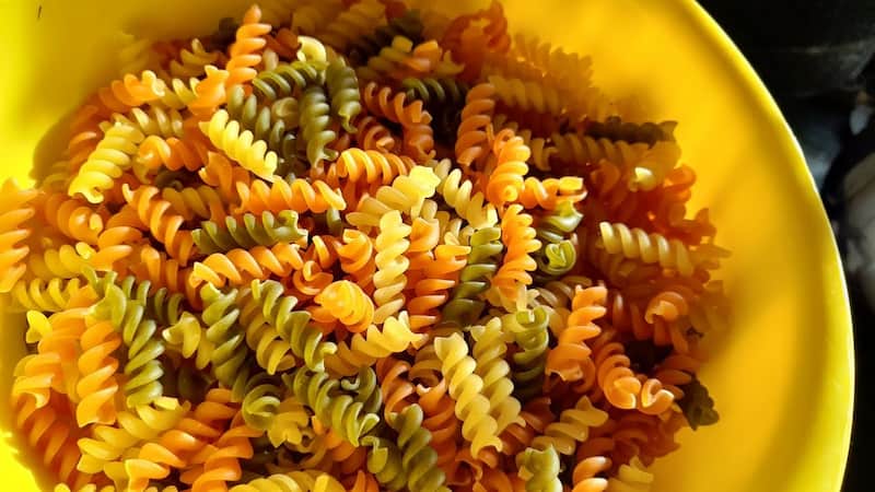 ماکارونی پیچی رنگی چاشنی سفره های شاد و مدرن