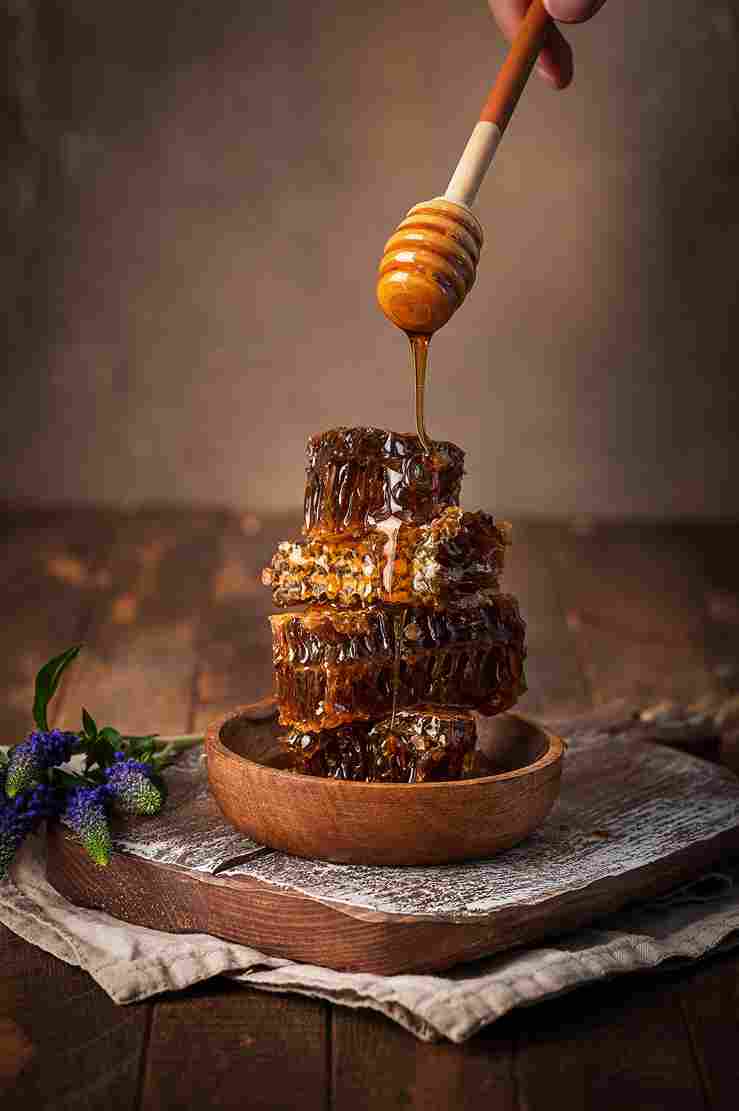 عسل وحشی سیاه خالص برداشت شده از طبیعت کوهستانی
