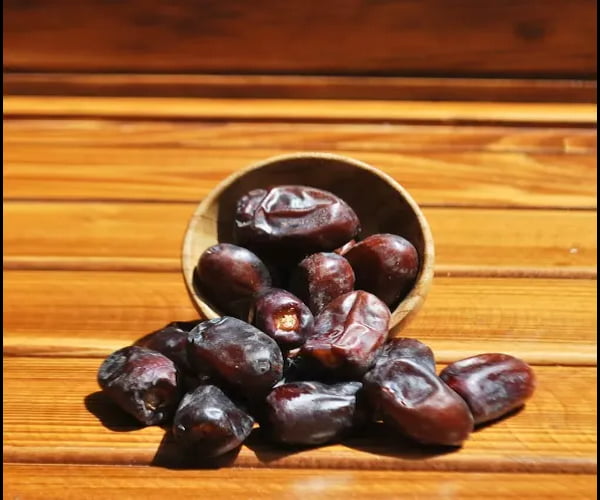 تصویر 3 از خرما مضافتی مروارید سیاه با بافتی لطیف و ظاهری چشم‌نواز