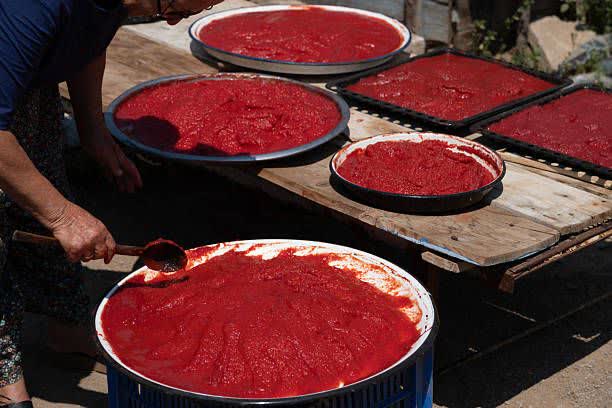 رب گوجه فرنگی محلی تهیه شده از گوجه های تازه باغی
