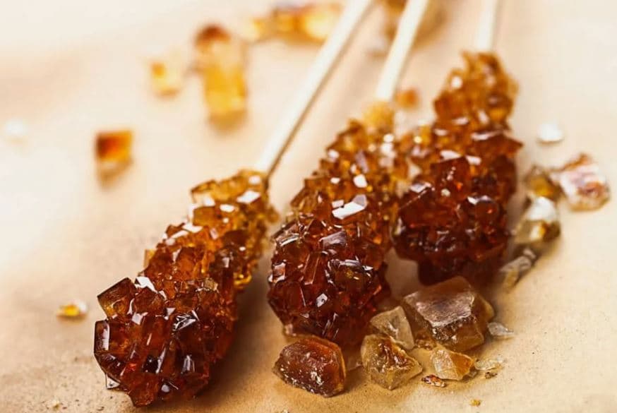 تصویر 1 از نبات چوبی قهوه‌ای با ظاهر خاص و طعم شیرین دلنشین