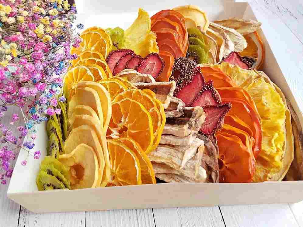 میوه خشک استوایی برگرفته از میوه های گرمسیری تازه