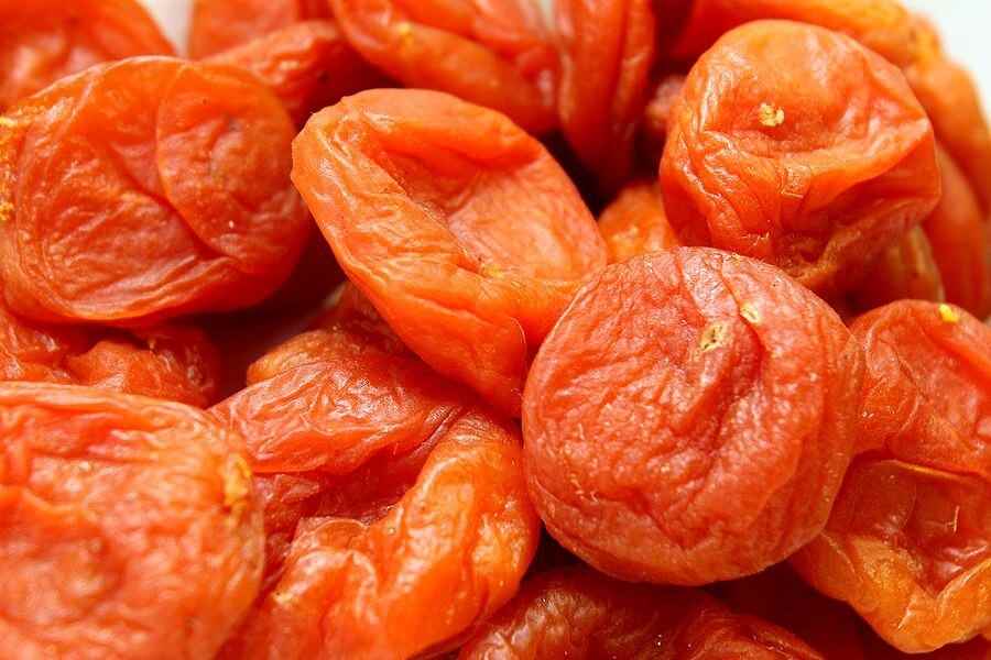 قیسی آلو قرمز با طعم ملس مناسب برای پذیرایی و میان وعده