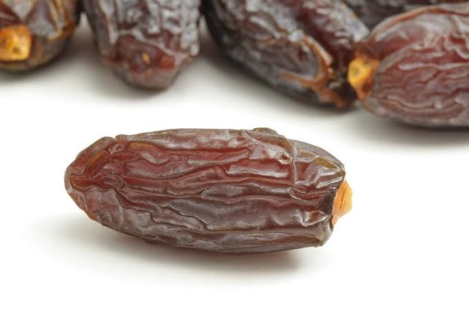 تصویر 1 از خرما مضافتی خشک با بافت متراکم و طعم شیرین