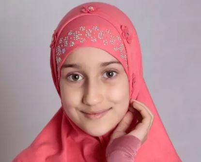 مقنعه نخی دخترانه با طراحی ساده و کاربردی انتخابی مناسب برای دانش‌آموزان