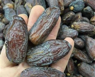 تصویر 2 از خرما مضافتی خشک با بافت متراکم و طعم شیرین