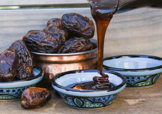 شیره خرما جهرم با رنگ طبیعی و بافت یکدست برای مصارف خانگی