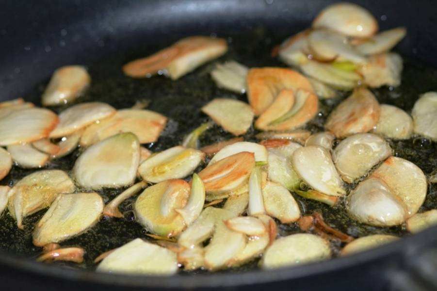 سیر خشک سرخ شده با رنگ طلایی و طعم طبیعی