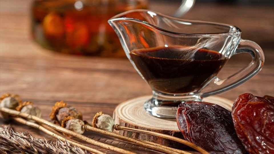شیره خرما غلیظ با ساختار متراکم و شیرینی مطلوب
