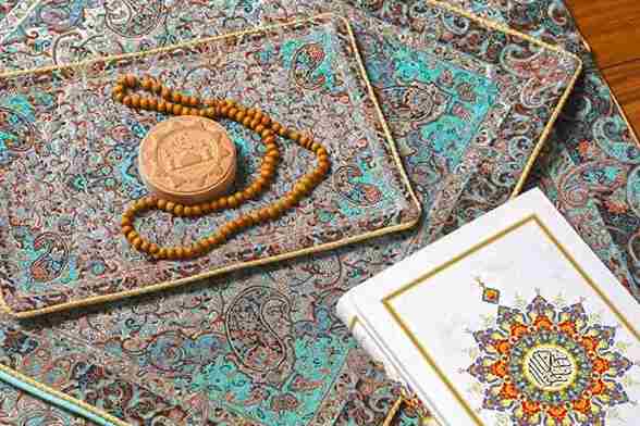 سجاده نماز با طراحی ساده و کاربردی