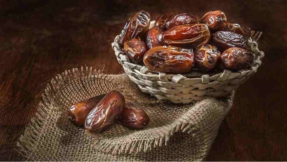 خرما زاهدی نرم با حالت گوشتی مناسب برای مصرف مستقیم