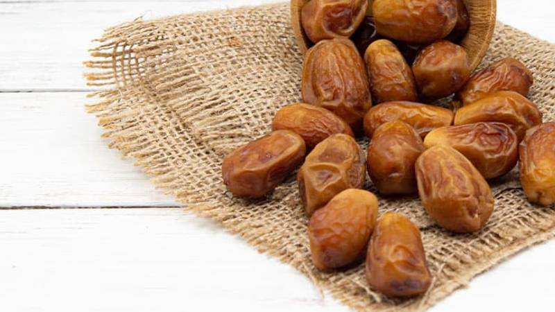 خرما زاهدی درجه یک تازه با بافت سفت و رنگ طلایی