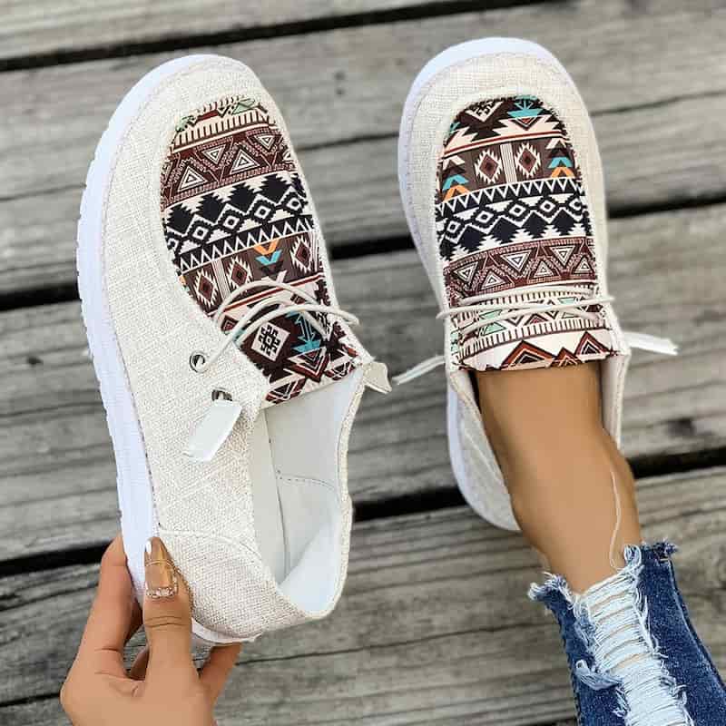 کفش گلیمی زنانه با طرح‌ های متنوع و جذاب