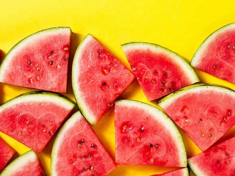 هندوانه شیرین و آبدار با گوشت قرمز و بافت ترد