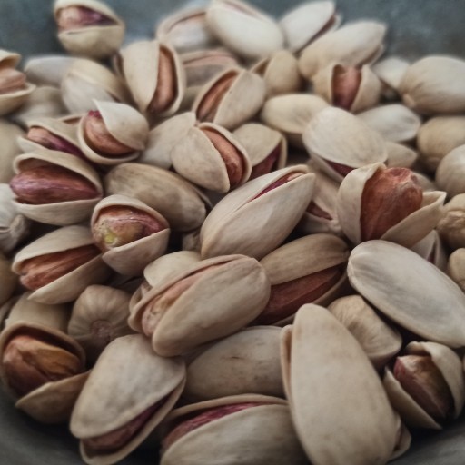 پسته اکبری با مغز سبز و خوش طعم