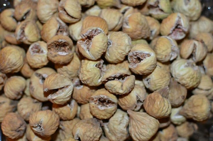 تصویر 4 از انجیر خشک پرک ظاهری متفاوت، طعمی شیرین و بافتی دلپذیر