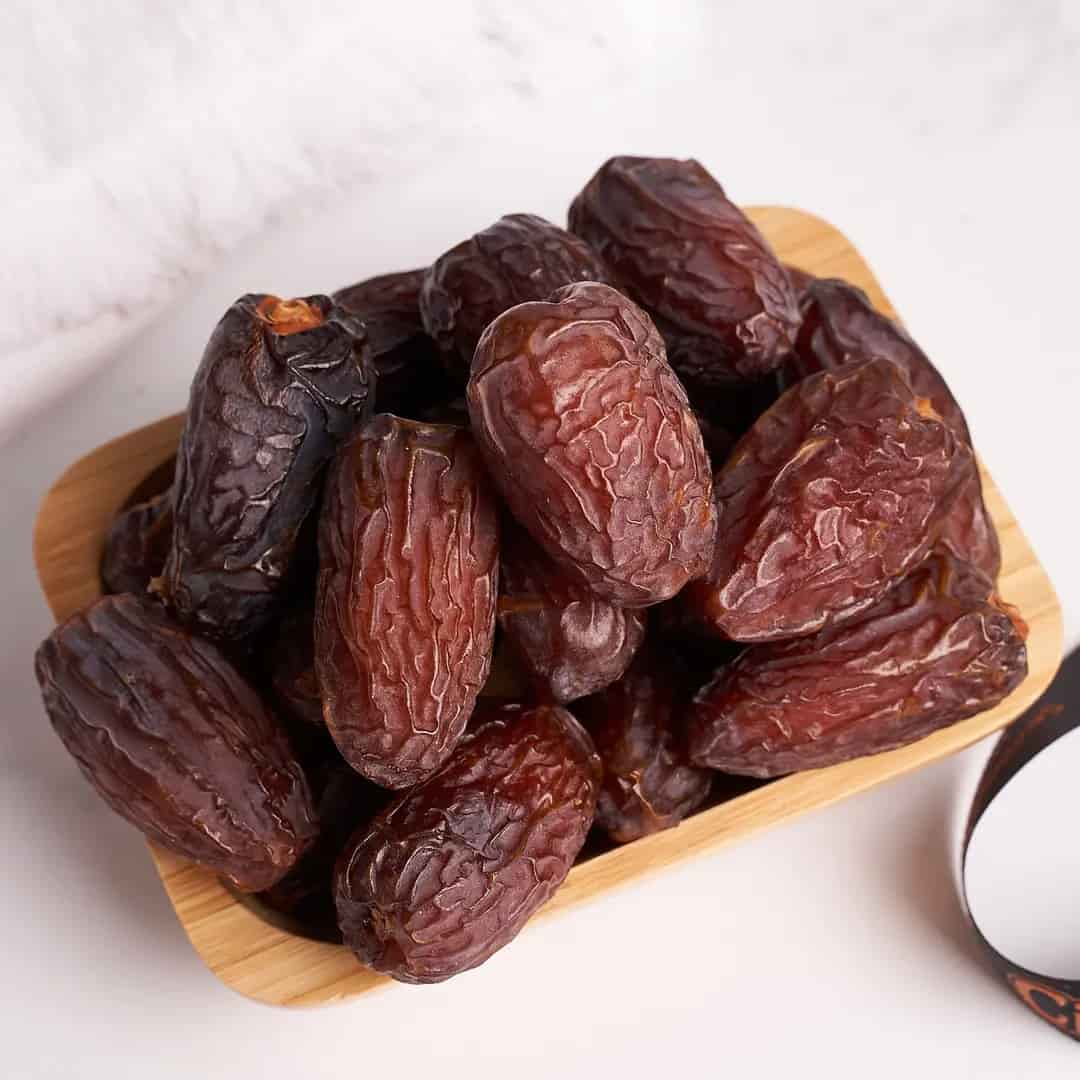 خرما خارک سیاه مرغوب با رنگ تیره و کیفیت مطلوب