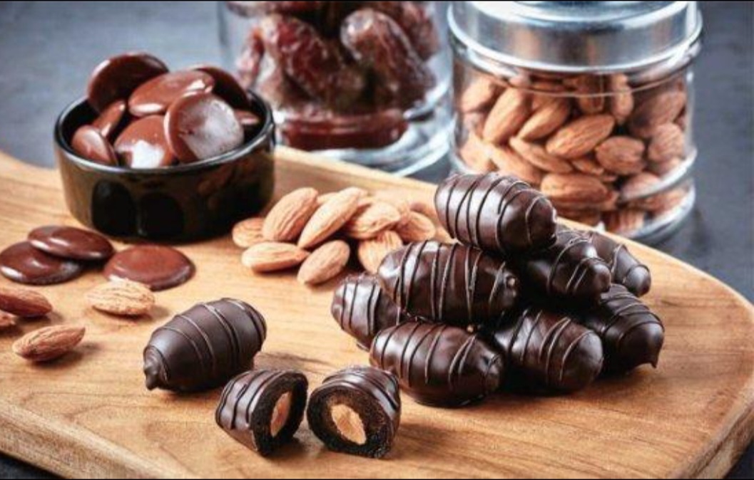 خرما شکلاتی با مغز بادام