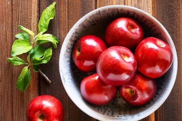 سیب قرمز کوچک ترش آبدار مناسب تهیه انواع آبمیوه طبیعی و کمپوت