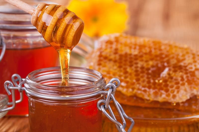 عسل کوهی اصل طبیعی با طعم شیرین و متفاوت