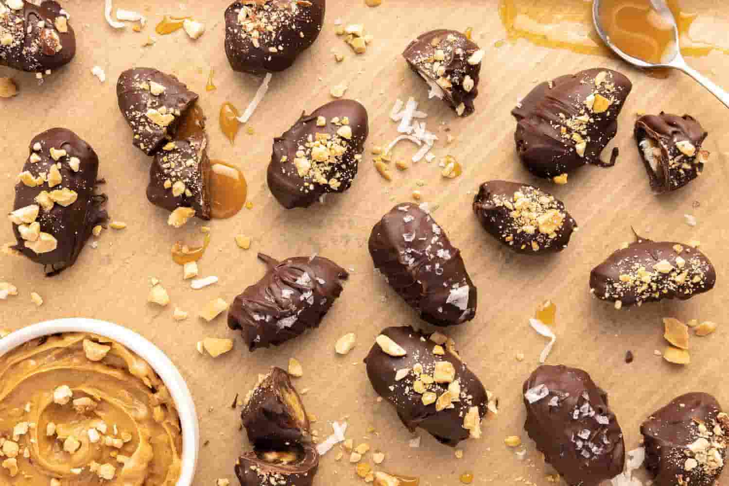 خرما شکلاتی مغزدار انتخابی خاص برای پک های پذیرایی