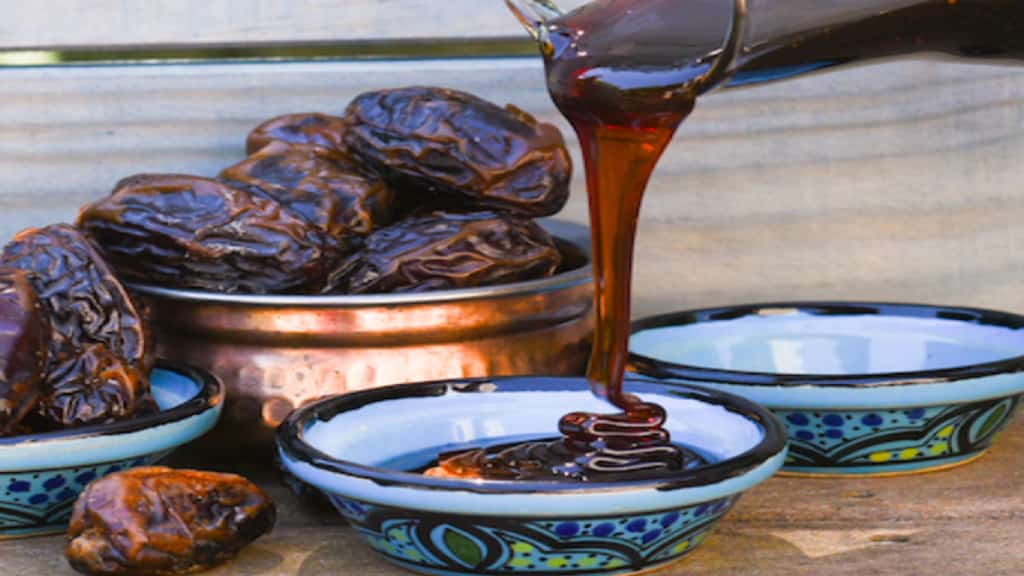 شیره خرما ملایر با شیرینی طبیعی برای تهیه حلوا